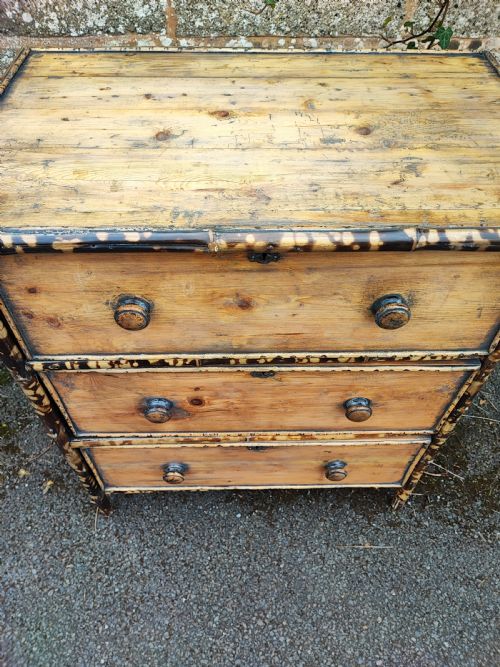 AN UNUSUAL TIGER BAMBOO AND PINESMALL CHEST OF DRAWERS - ADDITIONAL PHOTO 1