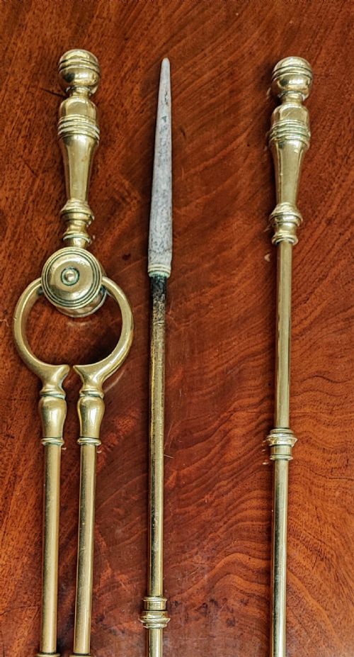 AN ANTIQUE OF 3 BRASS FIRE IRONS OF GOOD QUALITY - ADDITIONAL PHOTO 2