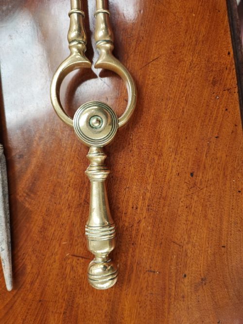 AN ANTIQUE OF 3 BRASS FIRE IRONS OF GOOD QUALITY - ADDITIONAL PHOTO 4
