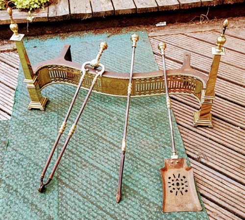A SUPERB ANTIQUE SERPENTINE FENDER AND A SET OF 3 BRASS AND IRON FIRE IRONS - ADDITIONAL PHOTO 2