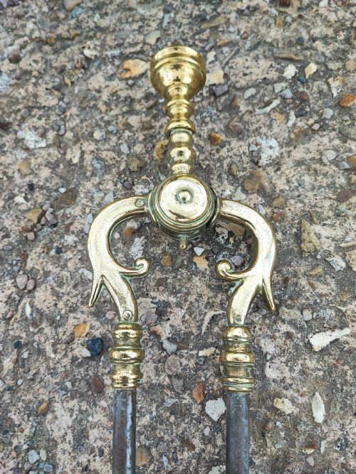 A SUPERB ANTIQUE SERPENTINE FENDER AND A SET OF 3 BRASS AND IRON FIRE IRONS - ADDITIONAL PHOTO 3