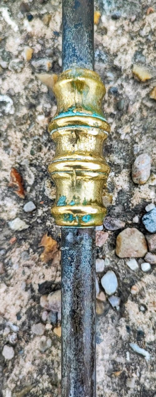 A SUPERB ANTIQUE SERPENTINE FENDER AND A SET OF 3 BRASS AND IRON FIRE IRONS - ADDITIONAL PHOTO 5