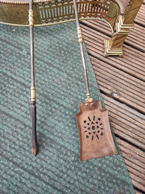A SUPERB ANTIQUE SERPENTINE FENDER AND A SET OF 3 BRASS AND IRON FIRE IRONS - ADDITIONAL PHOTO 6