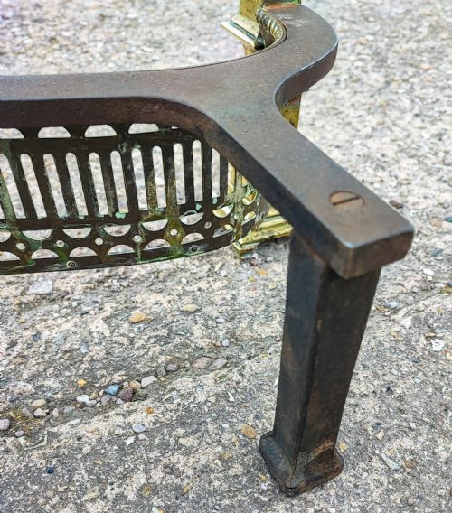 A SUPERB ANTIQUE SERPENTINE FENDER AND A SET OF 3 BRASS AND IRON FIRE IRONS - ADDITIONAL PHOTO 8