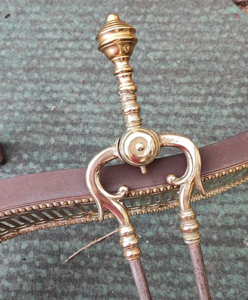 A SUPERB ANTIQUE SERPENTINE FENDER AND A SET OF 3 BRASS AND IRON FIRE IRONS - ADDITIONAL PHOTO 10