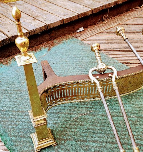 A SUPERB ANTIQUE SERPENTINE FENDER AND A SET OF 3 BRASS AND IRON FIRE IRONS - ADDITIONAL PHOTO 12