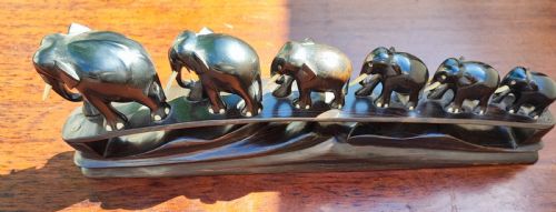 A BRIDGE OF 6 ELEPHANT'S CARVED IN EBONY AND BONE - ADDITIONAL PHOTO 1