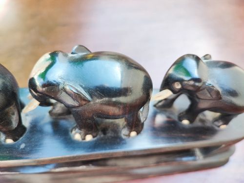 A BRIDGE OF 6 ELEPHANT'S CARVED IN EBONY AND BONE - ADDITIONAL PHOTO 3