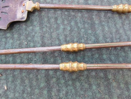 A SUPERB SET OF ANTIQUE BRASS AND IRON FIRE IRONS - ADDITIONAL PHOTO 1