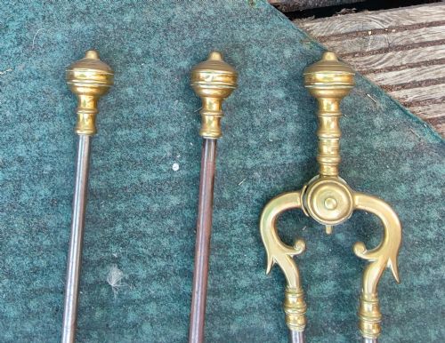 A SUPERB SET OF ANTIQUE BRASS AND IRON FIRE IRONS - ADDITIONAL PHOTO 2
