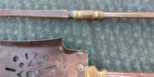 A SUPERB SET OF ANTIQUE BRASS AND IRON FIRE IRONS - ADDITIONAL PHOTO 4