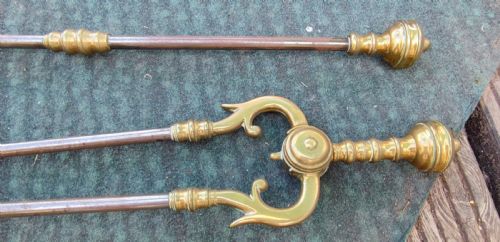 A SUPERB SET OF ANTIQUE BRASS AND IRON FIRE IRONS - ADDITIONAL PHOTO 5