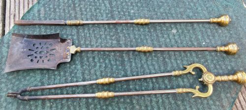 A SUPERB SET OF ANTIQUE BRASS AND IRON FIRE IRONS - ADDITIONAL PHOTO 7