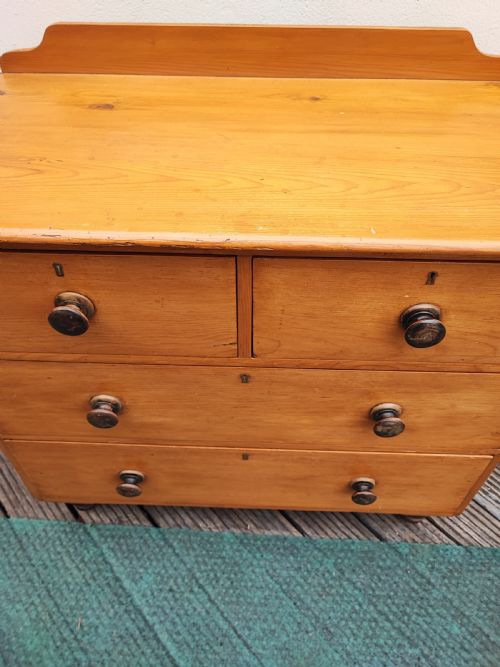 OUTSTANDING 19C STRIPED PINE CHEST OF DRAWERS - ADDITIONAL PHOTO 5