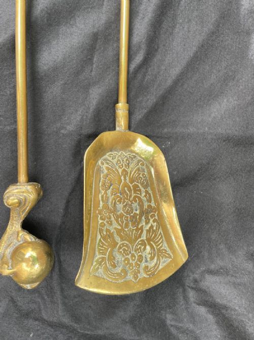 ANTIQUE SET OF BRASS FIRE IRONS - ADDITIONAL PHOTO 4
