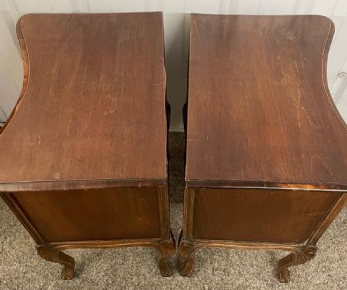 A PRETTY PAIR OF FRENCH BEDSIDE CABINETS - ADDITIONAL PHOTO 3