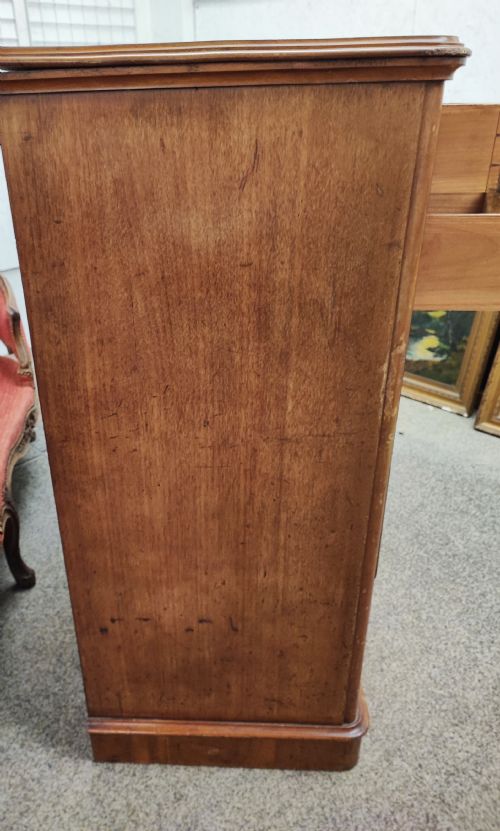 A LARGE AND UNUSUAL VICTORIAN MAHOGANY CHEST OF DRAWERS - ADDITIONAL PHOTO 2