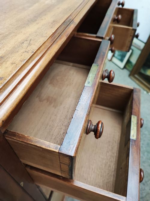 A LARGE AND UNUSUAL VICTORIAN MAHOGANY CHEST OF DRAWERS - ADDITIONAL PHOTO 4