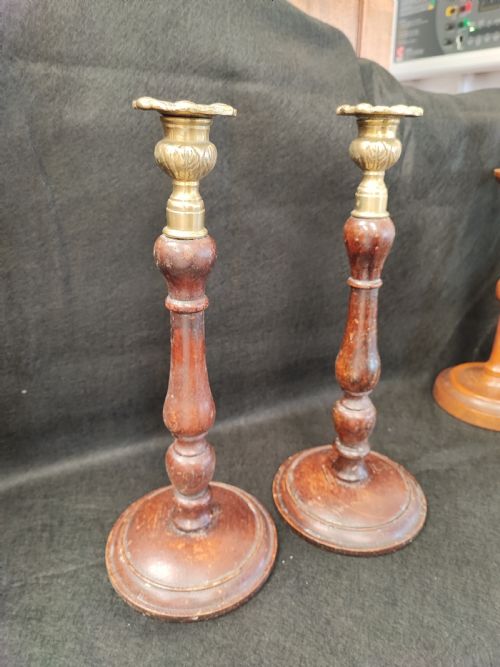 ANTIQUE PAIR OF VICTORIAN CAST BRASS AND OAK CANDLESTICKS - ADDITIONAL PHOTO 2