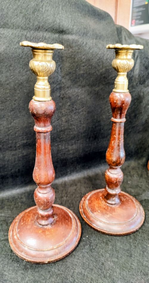 ANTIQUE PAIR OF VICTORIAN CAST BRASS AND OAK CANDLESTICKS - ADDITIONAL PHOTO 3