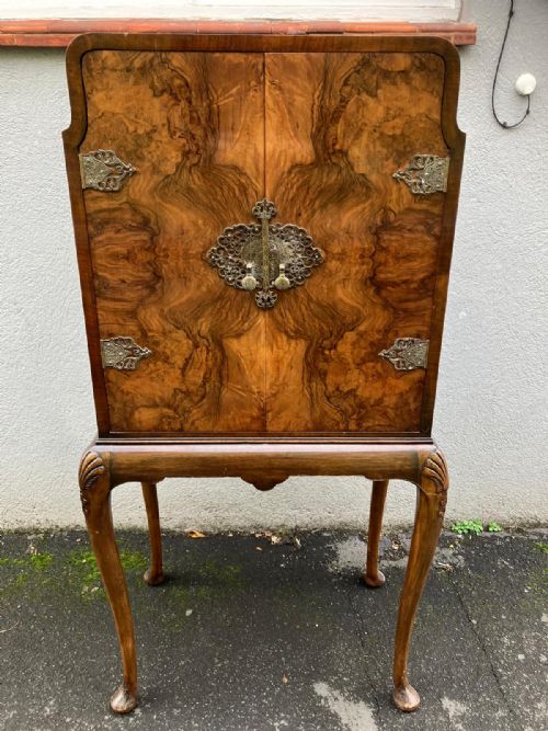 superb walnut drinks cabinet - CATEGORY: ANTIQUE CABINETS - DATED 1920