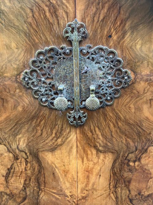 SUPERB WALNUT DRINKS CABINET - ADDITIONAL PHOTO 5
