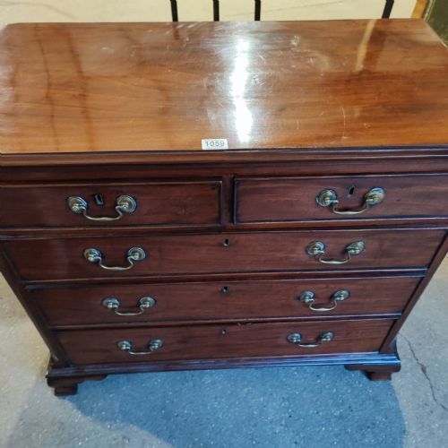 FINE GEORGIAN LOW MAHOGANY CHEST OF DRAWERS - ADDITIONAL PHOTO 1