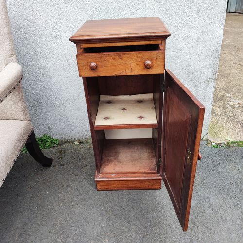 FINE MAHOGANY PEDESTAL BEDSIDE CABINET - ADDITIONAL PHOTO 4