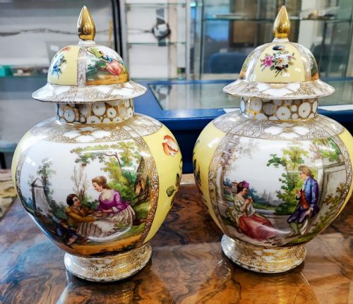 SUPERB PAIR OF DRESDEN VASES - ADDITIONAL PHOTO 3
