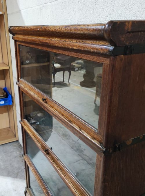 A GLOBE WERNICK FOUR SECTIONAL OAK BOOK CASE - ADDITIONAL PHOTO 3