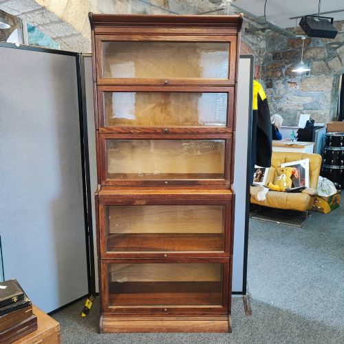 A FIVE TIER SECTIONAL SOLICITORS BOOK CASE IN OAK - ADDITIONAL PHOTO 1