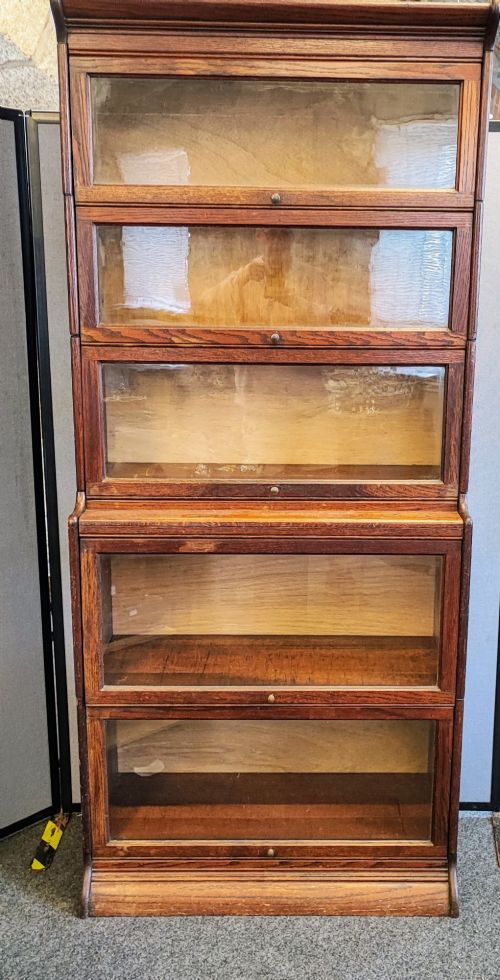 A FIVE TIER SECTIONAL SOLICITORS BOOK CASE IN OAK - ADDITIONAL PHOTO 2