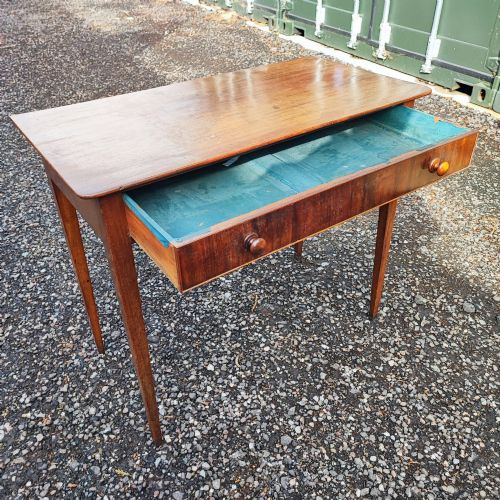 A GEORGIAN MAHOGANY SIDE TABLE