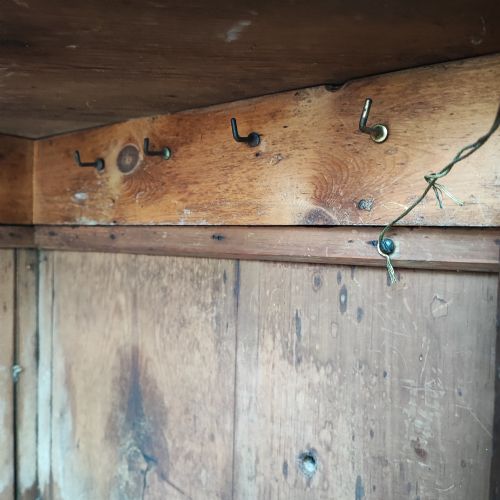 ANTIQUE OAK HANGING CORNER CUPBOARD - ADDITIONAL PHOTO 4