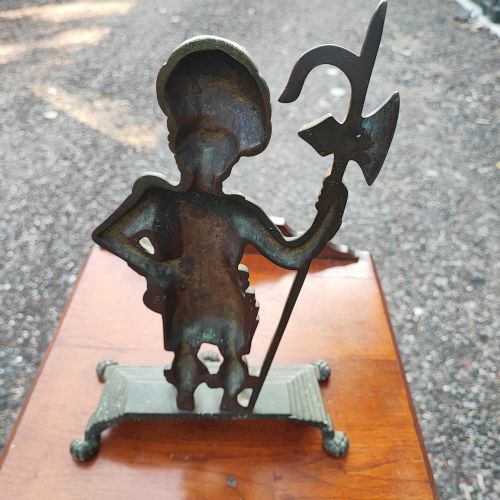 AN ANTIQUE BRASS SCOTTISH SOLDIER WITH HALBERD DOOR STOP - ADDITIONAL PHOTO 2