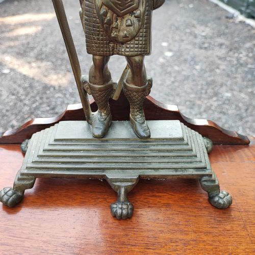 AN ANTIQUE BRASS SCOTTISH SOLDIER WITH HALBERD DOOR STOP - ADDITIONAL PHOTO 4