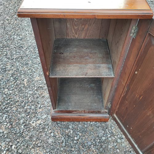 AN EDWARDIAN MAHOGANY BEDSIDE CABINET - ADDITIONAL PHOTO 4