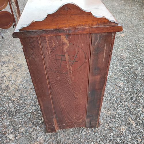 AN EDWARDIAN MAHOGANY BEDSIDE CABINET - ADDITIONAL PHOTO 5