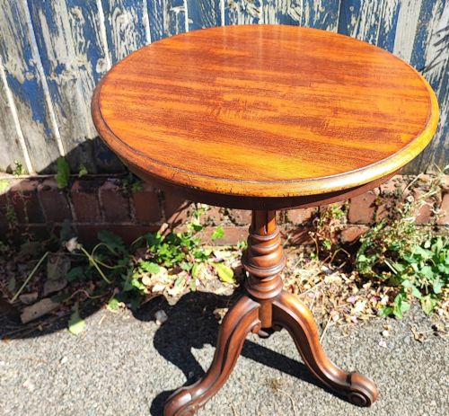 A FINE MAHOGANY LAMP OR WINE TABLE