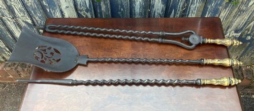 A FINE SET OF REGENCY BRASS AND STEEL FIRE IRONS