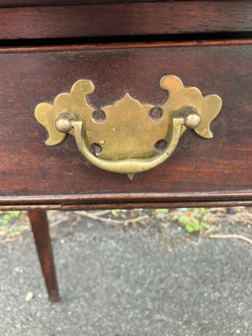 A BOW FRONT GEORGIAN MAHOGANY SIDE TABLE - ADDITIONAL PHOTO 2