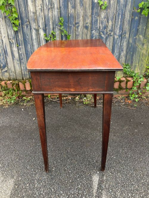 A BOW FRONT GEORGIAN MAHOGANY SIDE TABLE - ADDITIONAL PHOTO 3