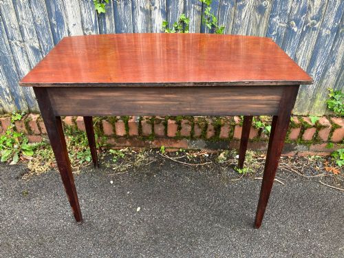 A BOW FRONT GEORGIAN MAHOGANY SIDE TABLE - ADDITIONAL PHOTO 5
