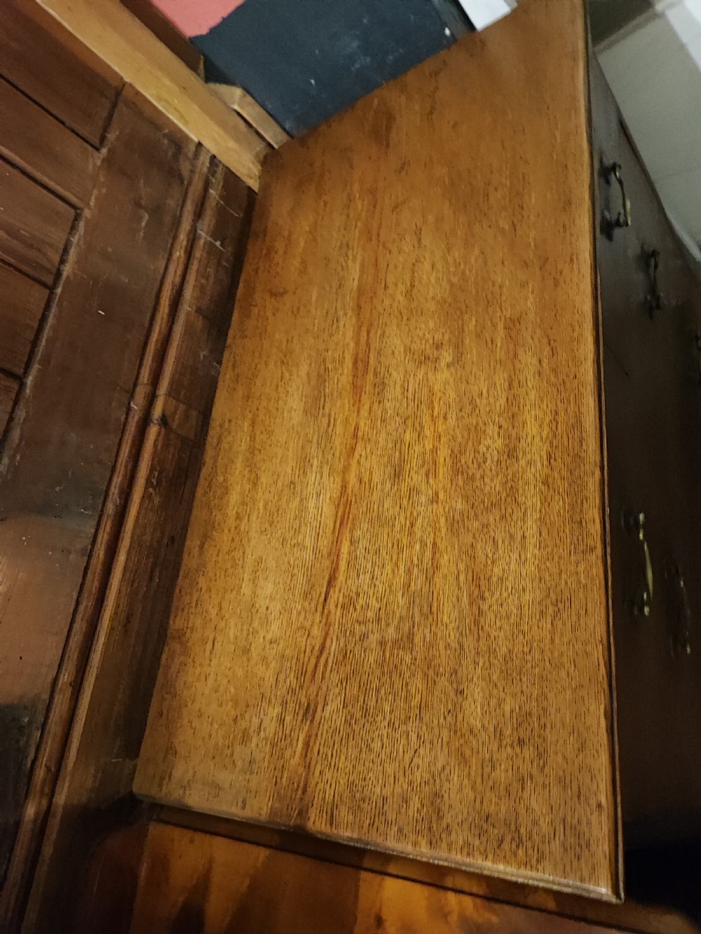 Antique small oak chest of drawers. View II