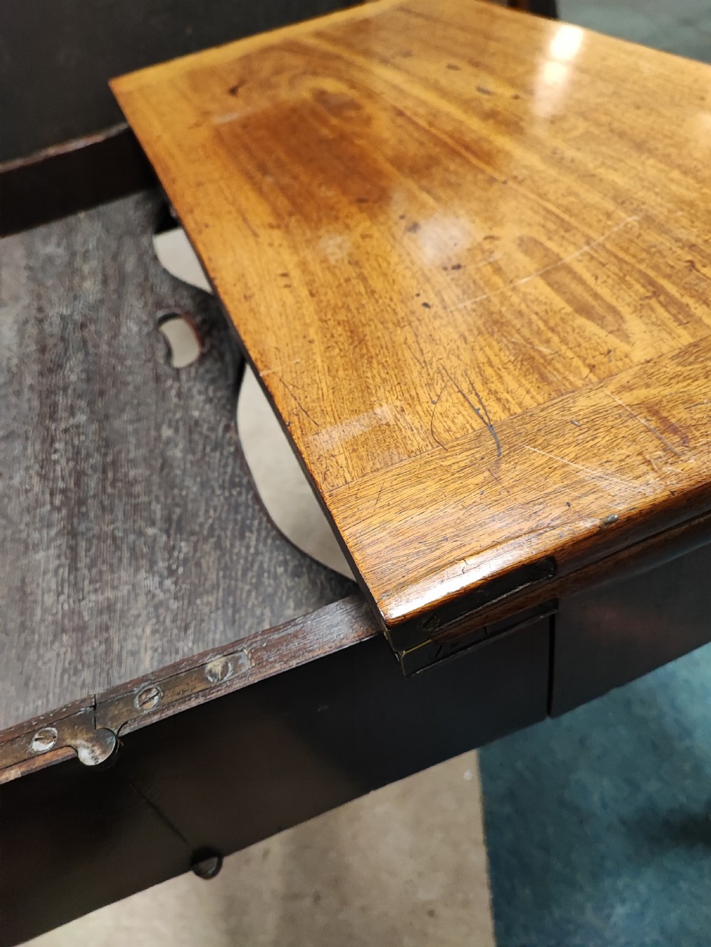 A fine George ll red walnut concertina tea table  View V