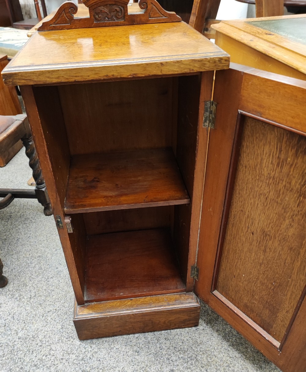 A fine burr Oak bedside cabinet. View II