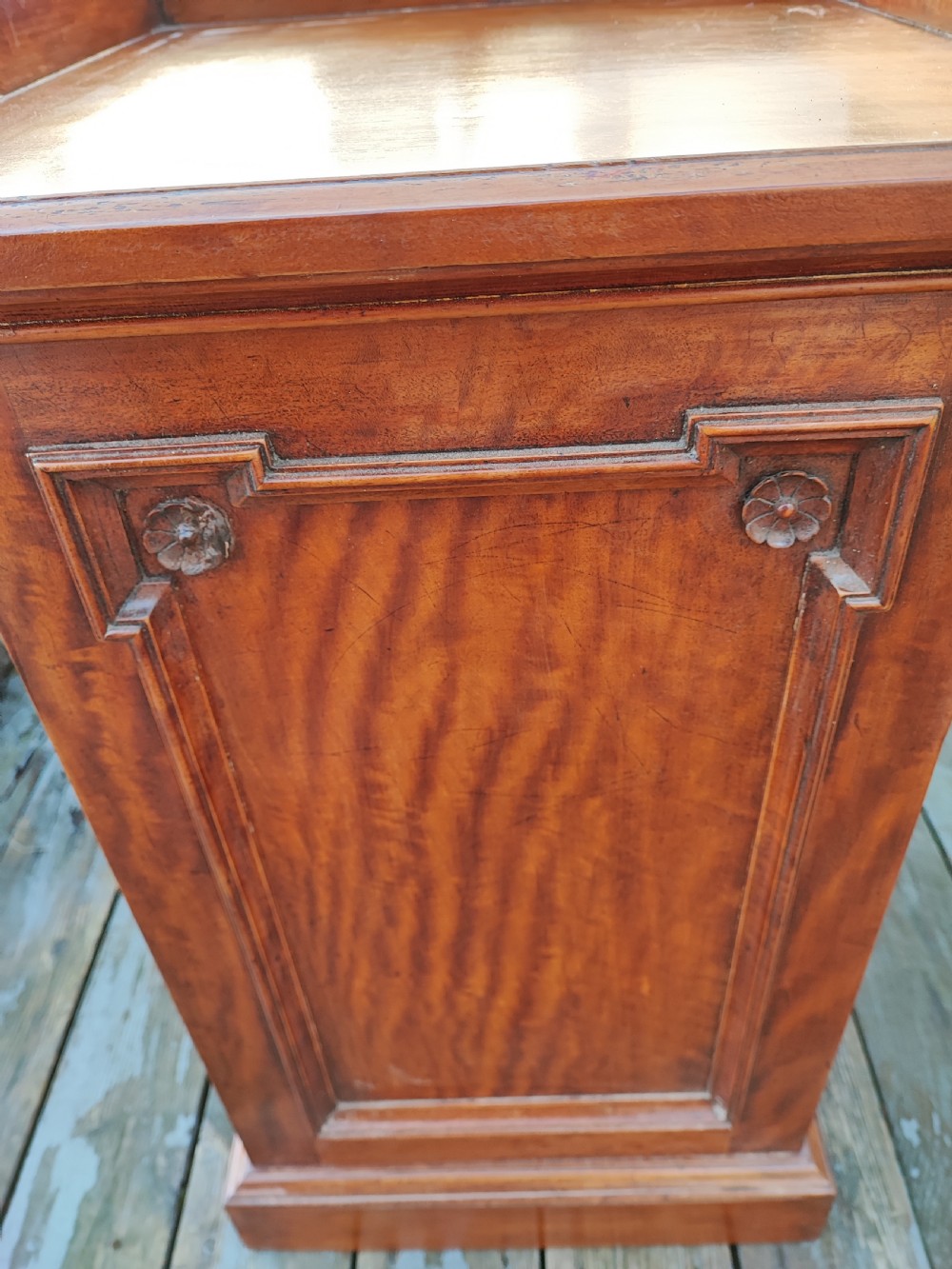 A quality Victorian Scottish satinwood bedside cabinet. View VIII