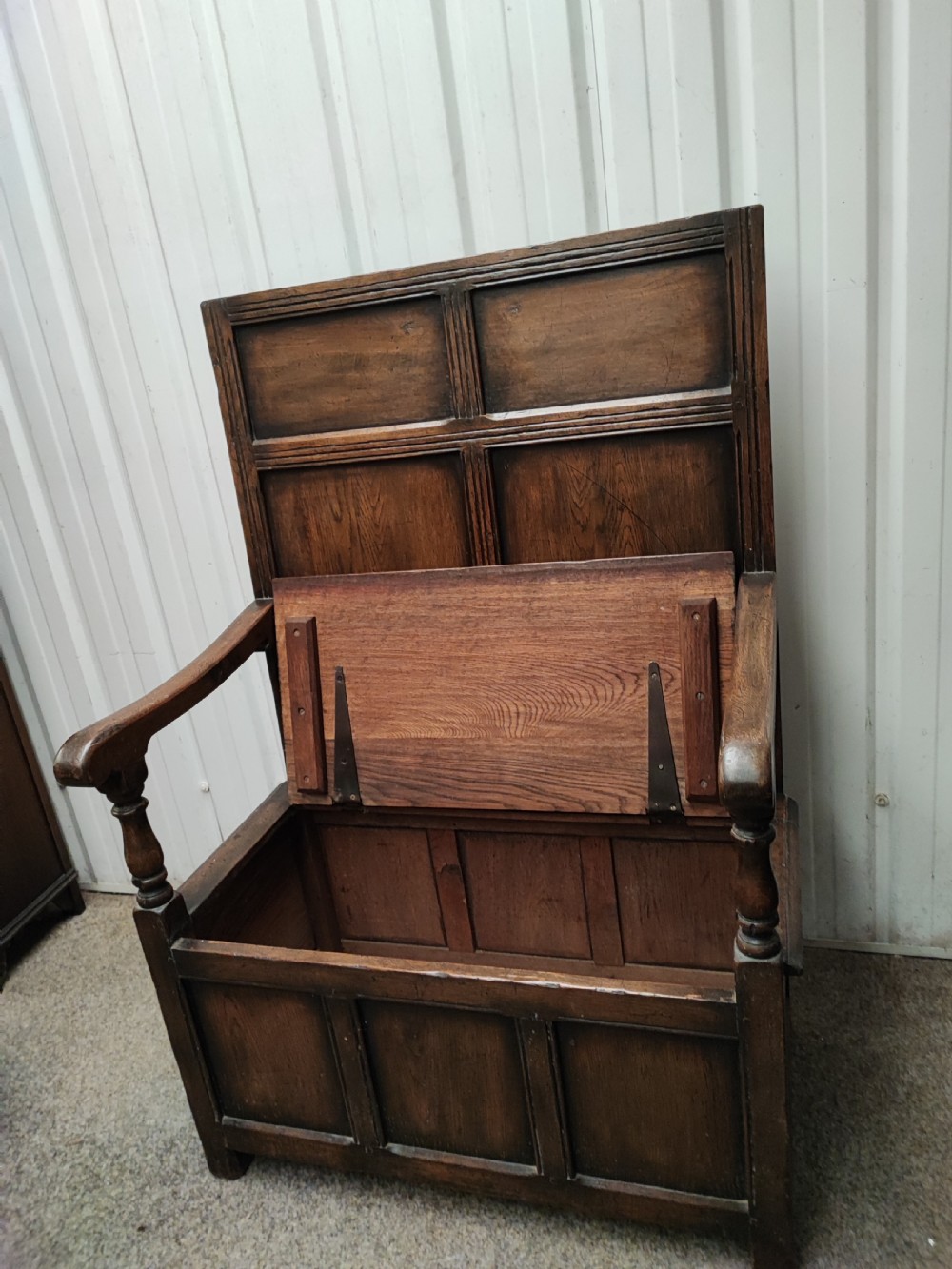 Antique high back oak settle. View VIII