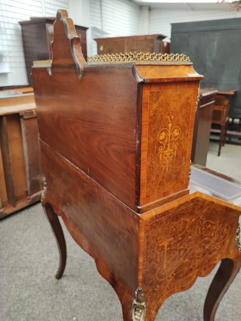 Superb Victorian ladies burr walnut desk. View VIII