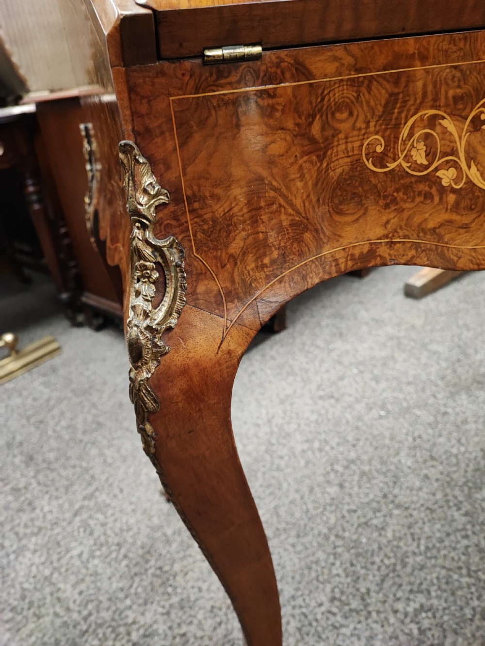 Superb Victorian ladies burr walnut desk. View XII